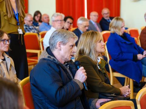 Áhorfandi spyr spurninga úr sal